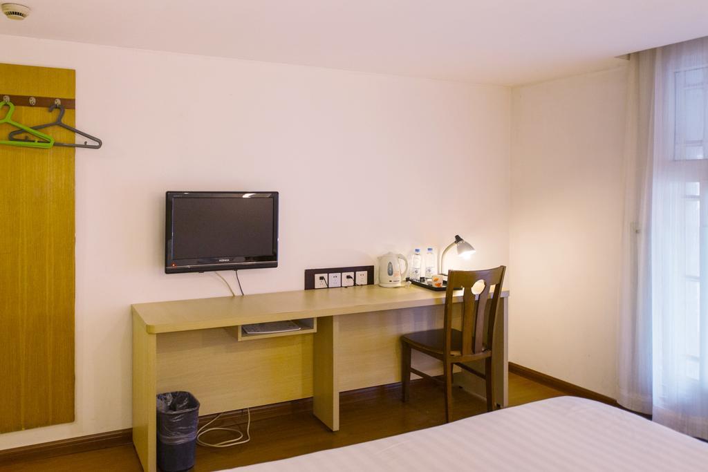 Motel Shanghai Hongqiao Beixinjing Metro Station Tianshan Road Hotel 2*
