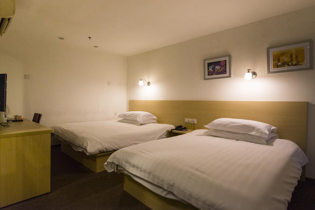 Hongqiao Beixinjing Metro Station Tianshan Road Hotel 2*